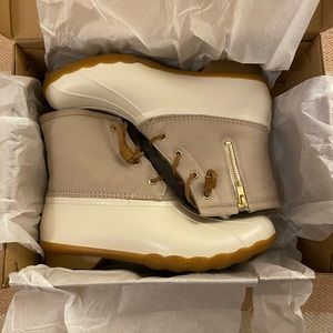 Sperry Top-Sider Ivory Saltwater Duck Boot, Wms 9.5, New in Box.